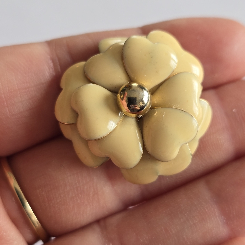 Vintage brooch flower cream colored enamel Gold tone floral pin - Picture 8 of 9